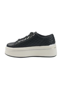 Sneaker platform neri con tomaia in pelle texturizzata, occhiali argentati e suola in gomma bianca. Presentano una punta arrotondata e dettagli cuciti.
