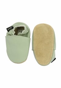 Zachte leren babyschoenen in lichtgroen met een suède zool. Het eenvoudige ontwerp heeft een gestikte naad en een elastische opening voor gemakkelijk aan- en uittrekken.