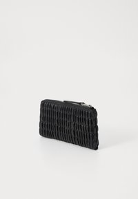 Portefeuille noir avec une texture tissée, fermeture éclair et forme rectangulaire plate. Présente un matériau brillant et des détails cousus.