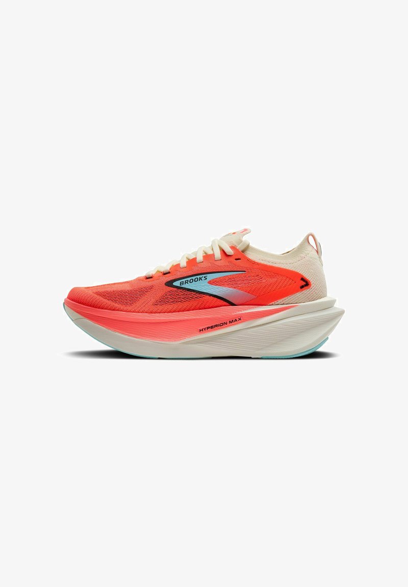 Zapatilla de running Brooks Hyperion Max en un vibrante color coral y crema, con una parte superior de malla transpirable, una media suela ancha y acentos en azul claro en la suela.