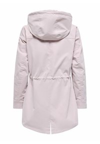 Jasnoróżowy wodoodporny płaszcz z kapturem, z wcięciem w talii i długimi rękawami. Posiada prosty tylny dół oraz boczne rozcięcia dla ułatwienia ruchów.