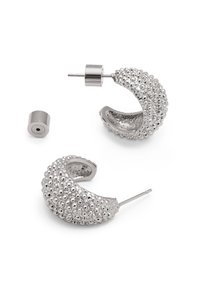 Pendientes de aro de plata con una superficie texturizada y granulada, y un interior brillante y liso. Incluyen un respaldo de tachuela cilíndrico desmontable.