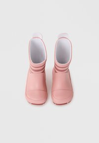 Botas de lluvia de goma rosa con un acabado suave, con un forro blanco y rayas horizontales en la parte superior. Diseño de punta redonda y suela texturizada.