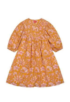 Gele bloemenjurk met lange pofmouwen, met roze bloemmotieven, een getailleerde taille en knoopdetails bij de halslijn.