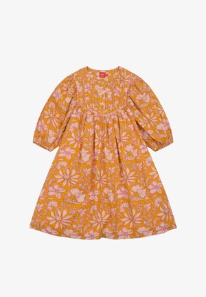 Gele bloemenjurk met lange pofmouwen, met roze bloemmotieven, een getailleerde taille en knoopdetails bij de halslijn.
