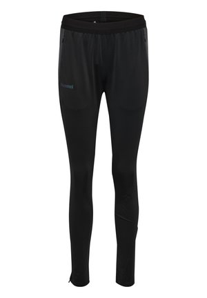 Czarne przylegające spodnie sportowe z elastycznym pasem, kieszeniami na suwak po bokach oraz małym logo "hummel" na lewym udzie.