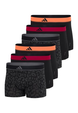 Sześć par męskich bokserek w kolorze czarnym z różnymi gumkami w pasie w pomarańczowym, czerwonym i szarym kolorze, niektóre z ciemnym wzorem w panterkę.