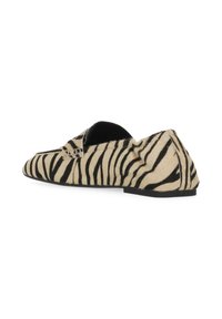Mocassini con stampa a zebra realizzati in tessuto strutturato; presentano strisce nere e beige, suola piatta e design slip-on.