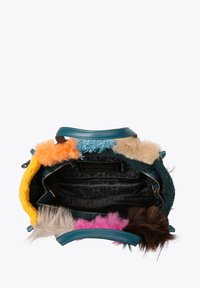 Multikleurige handtas gemaakt van gestructureerde materialen, met blauwe lederen handvaten, levendige bontaccenten en een gestreepte zwart interieurvoering.