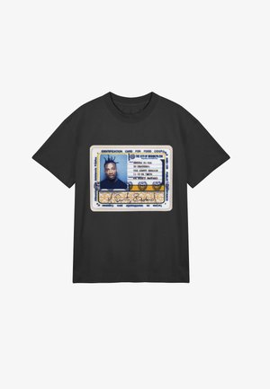 Zwarte t-shirt met een geprint identificatiekaartontwerp op een blauwe achtergrond, witte rand en kleurrijke tekstdetails.