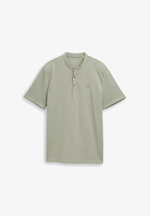 Gaiši zaļa īsām piedurknēm polokrekls ar mandarīnu apkakli un trim pogām uz balta fona.