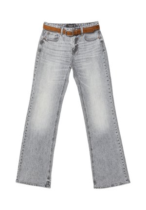 Jean en denim gris à jambe large avec un lavage clair, doté d'une ceinture en cuir marron et de poches latérales, affichant un léger dégradé et un contraste de texture.