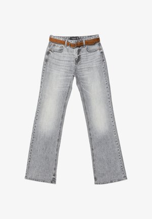 Graue Denim-Hosen im weitem Schnitt mit leichter Waschung, ausgestattet mit einem braunen Ledergürtel und seitlichen Taschen, die eine leichte Ausbleichung und einen Texturunterschied aufweisen.