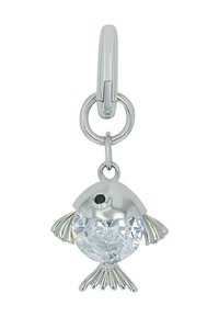 Sölvtonad fiskberlock med en klar, fasetterad kristallkropp, svart ögondetalj och texturerade fenor. Inkluderar en ögla för fästanordning.