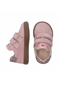 Scarpine per bambini in suede rosa con doppie fasce in Velcro e dettagli in stampa leopardata sul tallone. Suola in gomma marrone, design con punta tonda. Texture morbida.