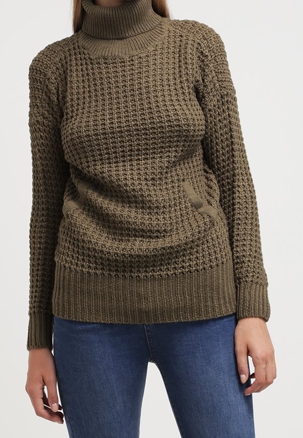 Suéter de cuello alto de punto en color verde oliva con un patrón texturizado, con puños y dobladillo acanalados. Presenta hombros caídos y bolsillos laterales.