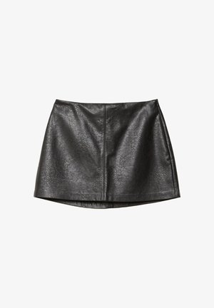 Gonna in ecopelle nera con una texture liscia, caratterizzata da un taglio dritto e una leggera lucentezza, progettata con dettagli di cucitura minimi.