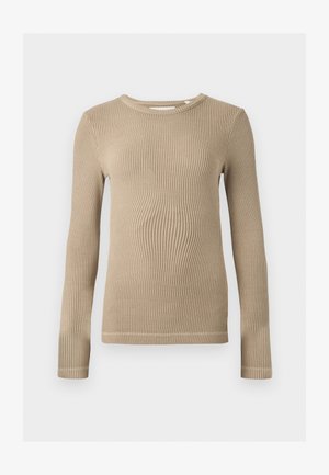 Top de punto beige con manga larga acanalada, escote redondo, silueta ajustada y costuras visibles en los dobladillos sobre un fondo liso.