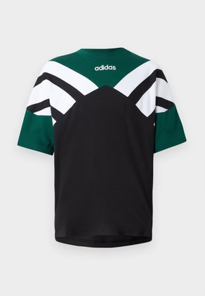 Koszulka Adidas z krótkim rękawem z czarnymi, białymi i zielonymi geometrycznymi wzorami oraz logo Adidas na górze na środku.