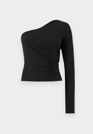 Schwarzes Top mit einem Schulterträger aus elastischem Material. Es hat einen langen Ärmel auf einer Seite und Raffungen an der Seite für Textur. Gerader Saum.