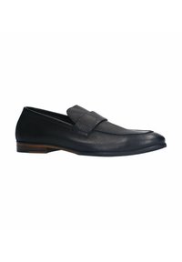 Zwarte leren loafers met een textuurafwerking, voorzien van een brede bandstrap over de bovenkant en een lage houten hak. Strak en minimalistisch ontwerp.