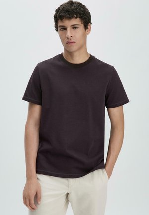 Donkerpaars katoenen t-shirt met korte mouwen, ronde hals, contrasterende donkerbruine kraag en subtiele stikdetails.