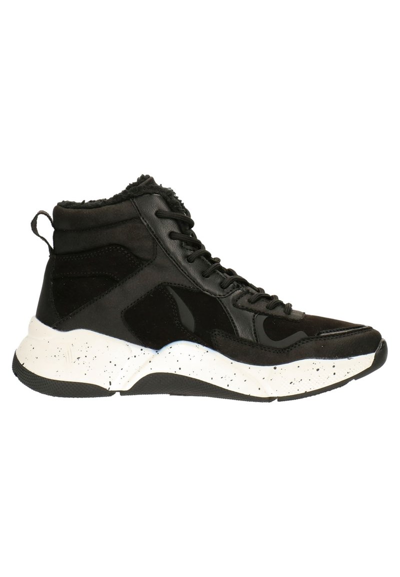 Zapatilla alta negra que combina cuero liso y ante, con una suela texturizada blanca moteada y un cuello acolchado en el tobillo.