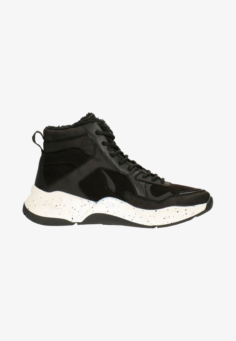 Zapatilla alta negra que combina cuero liso y ante, con una suela texturizada blanca moteada y un cuello acolchado en el tobillo.
