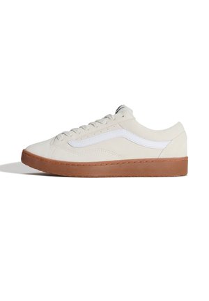 Lavtop hvid sneakers med hvid stribedetalje, snørelukning og brun gummisål vist i sideprofil på hvid baggrund.