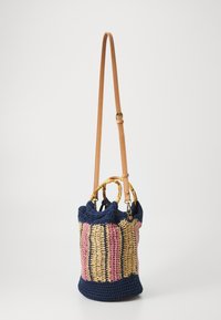 Geflochtene Strohtasche mit navyblauen, pinken und naturfarbenen Streifen; verfügt über einen Bambusgriff, einen navyblauen Boden und einen verstellbaren Ledertragegurt.