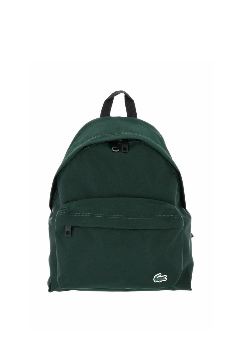Zaino verde scuro con cursori delle zip neri, tasca frontale singola, maniglia superiore e piccolo logo coccodrillo nell'angolo in basso a destra.