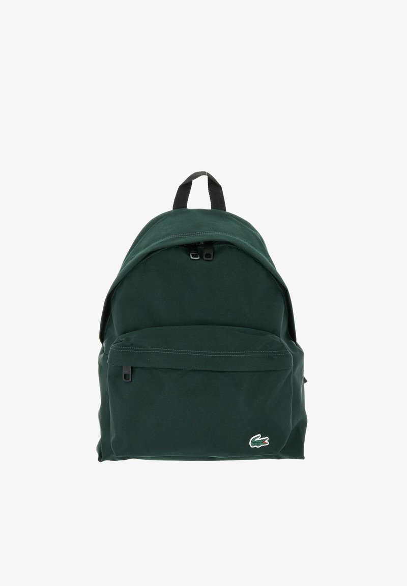 Zaino verde scuro con cursori delle zip neri, tasca frontale singola, maniglia superiore e piccolo logo coccodrillo nell'angolo in basso a destra.