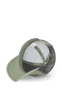 Casquette de camionneur verte avec un dos en maille, visière courbée et fermeture à pression réglable. L'étiquette intérieure comporte le nom de la marque et les informations de taille.