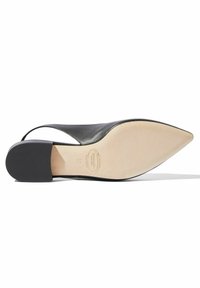 Scarpa slingback in pelle nera con punta affusolata e tacco basso. Texture liscia e dettagli minimi sulla suola.