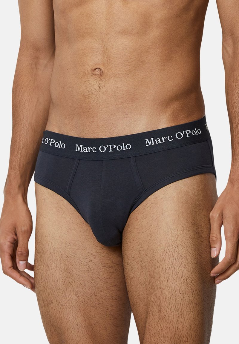 Granatowe męskie slipy wykonane z bawełny, z miękkim elastycznym paskiem w talii, na którym znajduje się białe logo "Marc O’Polo". Prosty design z minimalną ilością szwów.
