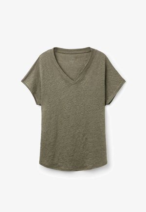 Camiseta verde oliva de cuello en V fabricada en un tejido ligero y texturizado, con mangas cortas y un ajuste holgado. El dobladillo es redondeado en la parte inferior.