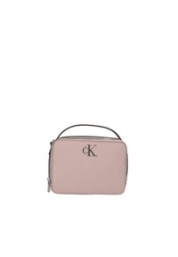 Borsa rettangolare rosa con finitura testurizzata, zip argentata e logo impresso sul davanti; include una maniglia superiore per un facile trasporto.