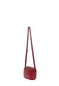 Borsa a tracolla rossa in pelle, forma rettangolare, texture liscia, tracolla regolabile, con chiusura con zip e dettagli di cucitura sottili.