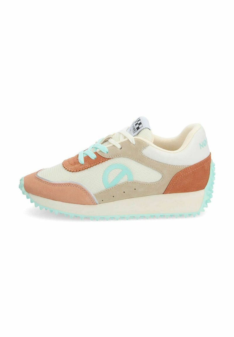 Sneaker caratterizzato da una combinazione di mesh beige e suede, con accenti azzurri e sovrapposizioni rosa. Sole testurizzato con punte per una migliore aderenza.