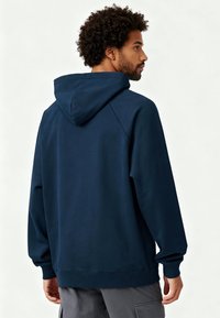 Sweat-shirt à capuche bleu marine en tissu mélange de coton, avec une coupe décontractée, des poignets côtelés et une poche kangourou à l'avant.