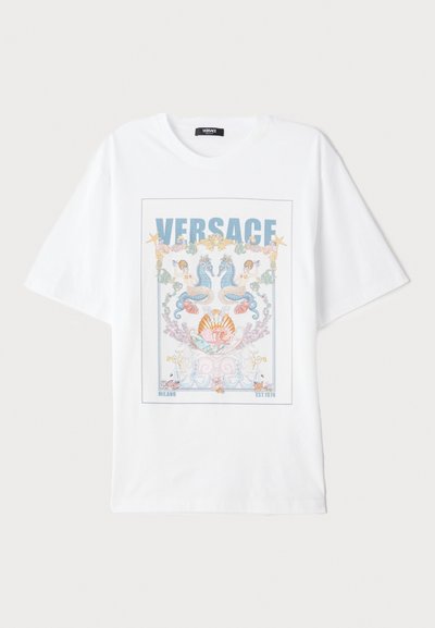 T-shirt branca de algodão com uma estampa gráfica colorida featuring sereias, conchas do mar e o logótipo "VERSACE" ao centro em azul. Mangas curtas.