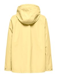 Vue arrière d'une veste de pluie à capuche jaune pâle avec manches longues et poignets ajustables à boutons-pression.