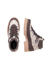 Stivali da trekking beige con parte superiore a motivo, dettagli marroni, occhielli metallici e suola robusta e testurizzata. Presenta un logo sulla linguetta.