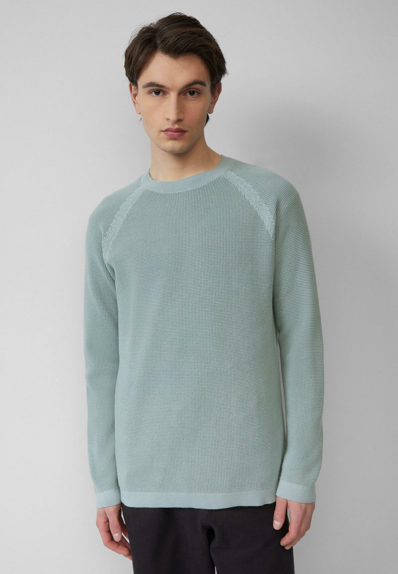 Hellblaues, gestricktes Sweatshirt mit einem strukturierten Muster, Rundhalsausschnitt und gerippten Bündchen. Verfügt über Raglanärmel und eine lockere Passform.