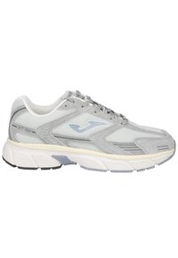 Zapatilla deportiva gris con parte superior de malla y ante, que presenta un diseño texturizado, cierre de cordones en la parte frontal y una suela acolchada con acentos en negro y blanco.