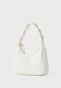 Sac à main en cuir blanc de forme courbée, doté d'une poignée tressée ornée d'accents floraux et de ferrures dorées.