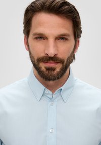 Lichtblauw gestreept shirt met een opstaande kraag, korte mouwen en een subtiele glans; heeft witte knopen aan de voorkant en een gladde stofstructuur.