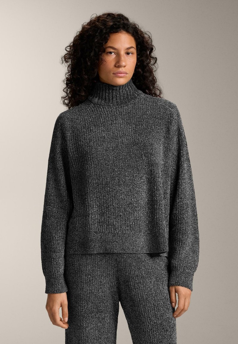 Sivý rebrovaný rolák vyrobený z textúrovaného pleteného materiálu, s dlhými rukávmi a voľným strihom, kombinovaný s |zodpovedajúcim| spodným dielom.