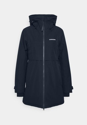 Schwarze wasserdichte Jacke mit Reißverschluss, verstellbarer Kapuze und langen Ärmeln. Mit einem Logo auf der linken Brust und geradem Schnitt.