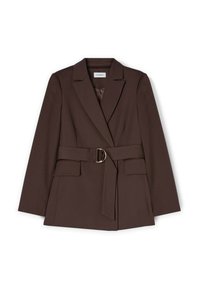 Blazer marrone con design aderente, una cintura con fibbia circolare e due tasche frontali. Tessuto liscio e rever strutturati.